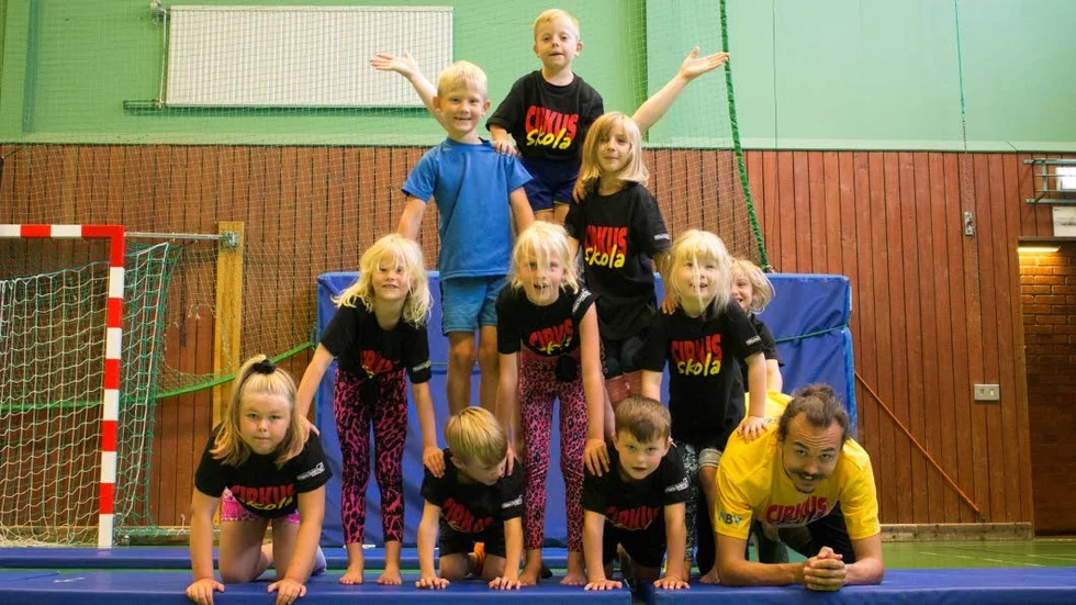 Cirkusskolan är ett perfekt tillfälle att skaffa sig nya vänner.

Pelle Holmer, Jayden Ludke, Stella Karlsson, Meja och molly Lundkvist, Ella Lagerholm, Elsa Johansson, Charlie Karlsson, Nilo Henriksson, Alrik Henrikson.