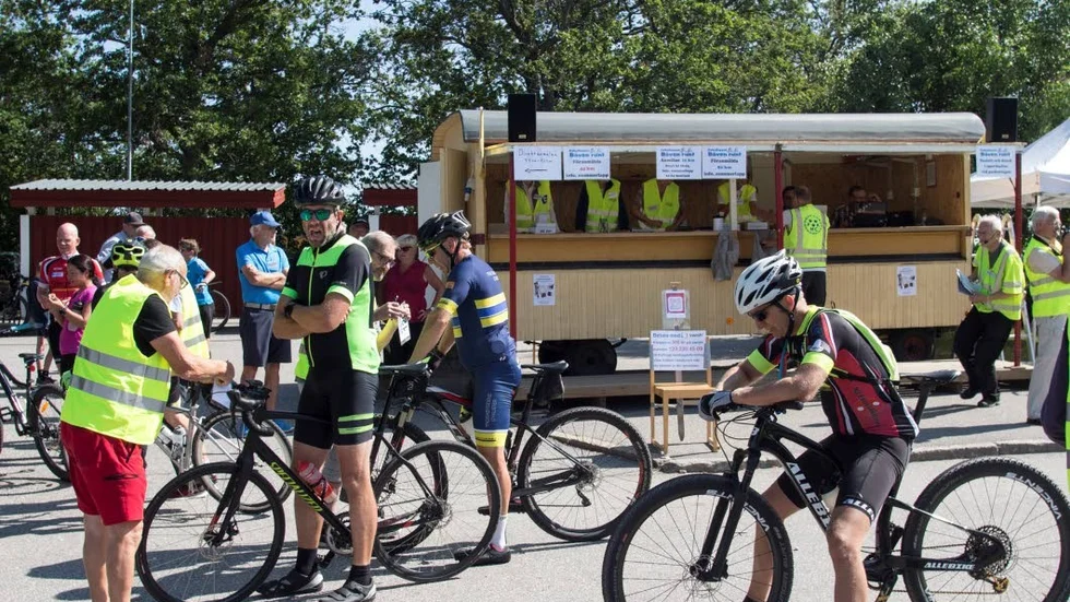 Funktionären hjälpte till med att ta bort nummerlappar från cyklarna när cyklisterna kommit i mål.