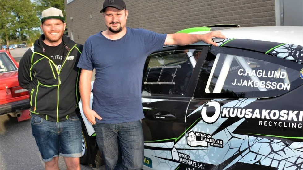 Kartläsare Jens Jakobsson och Christoffer Haglund innan start.