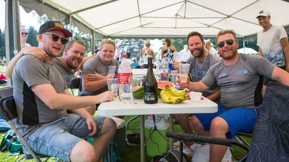Jesper Ring, Johnny Karlkvist, Johan Bjurling, Mattias Andersson och Mattias Pettersson firar sin första vinst i turneringen. De har deltagit i två års tid nu.