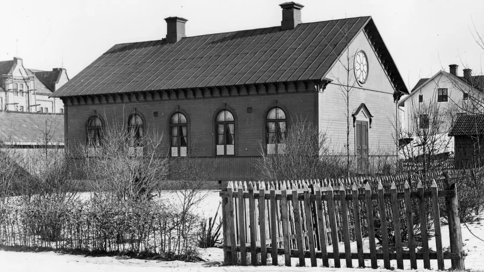 Missionshuset vid Kungsgatan 3. Huset såldes för 9 000 kronor till en möbelarkitekt vi Fredrikssons Träförädling. Senare köptes det av Katrineholms-Kurirens första chefredaktör Knut Hellberg.