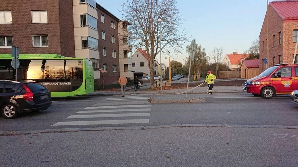 Busschauffören menar att  en vit skåpbil skymde hans sikt.
