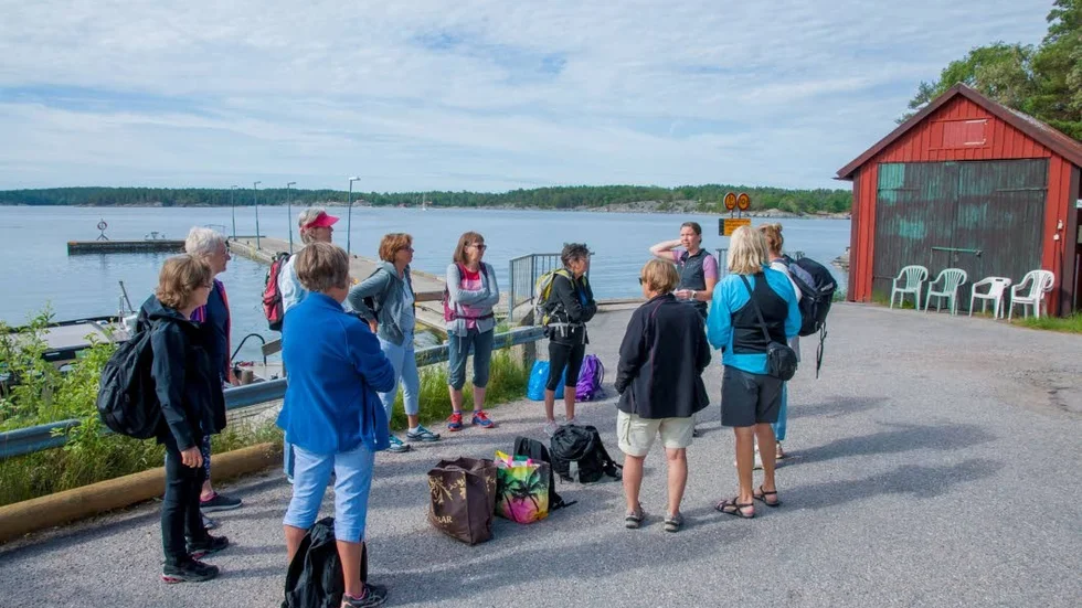 Förväntansfulla deltagare väntar in båttransporten.