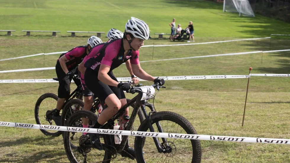 Kolmården MTB lag 1 deffilerar mot mål.