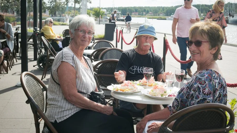 Irene Nordlander och makarna Yvonne och Lennart Ferm har åkt från Gnesta för att shoppa och passar på att äta i Nyköpings hamn.