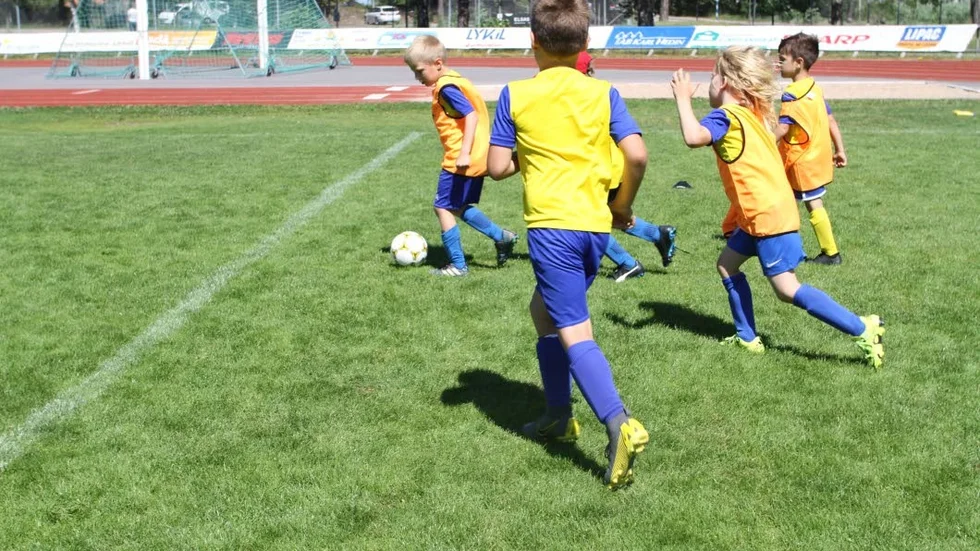 7-årige Axel Bennäs dribblar iväg med bollen, fintar sina motspelare och gör mål.