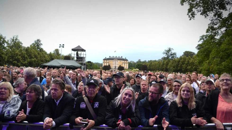 Det var en glad sörmlandspublik som tog emot Ulf Lundell vid Ericsbergs slott på lördagskvällen. 1600 personer hade förköpt biljetter och ytterligare några hundra löste inträde i dörren.