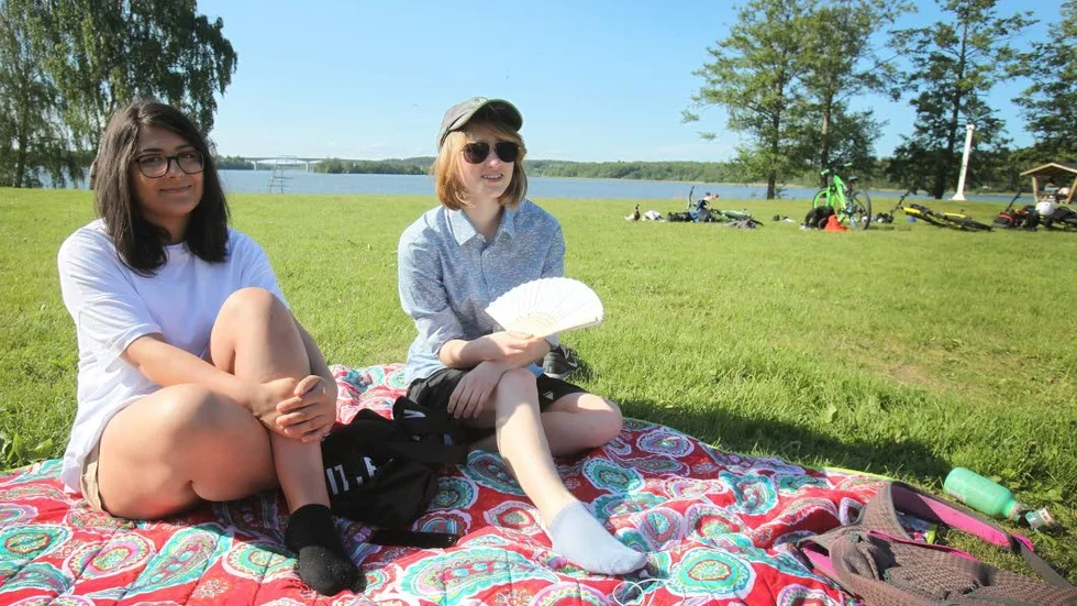 Vännerna Tanya Eslami och Emma Segerstedt växlar mellan bad på Visholmen, i Löt och vid egen brygga.