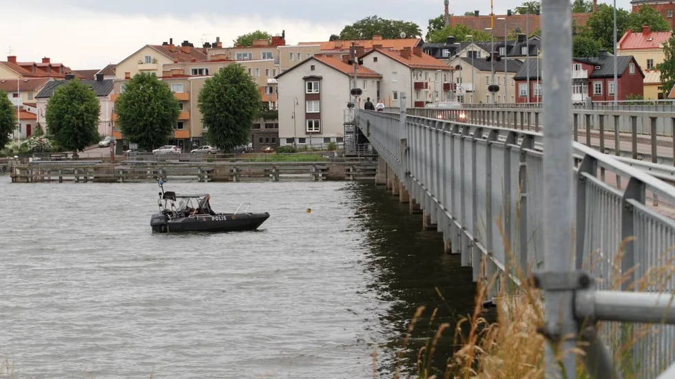 Sjöpolisen från Stockholm dök runt Tosteröbron under tisdagseftermiddagenen.