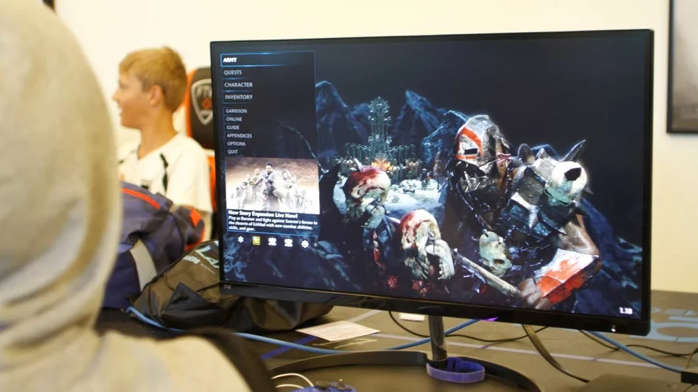 Under E-sportlägret varvars undervisning med egen träning och coatchnjing från de fyra lärarna.