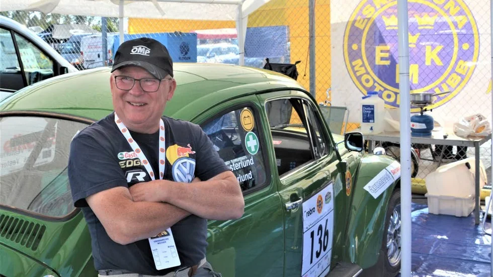 Sune Vesterlund från Eskilstuna MK vid sin VW 1303 S, lycklig som få rallyt igenom.