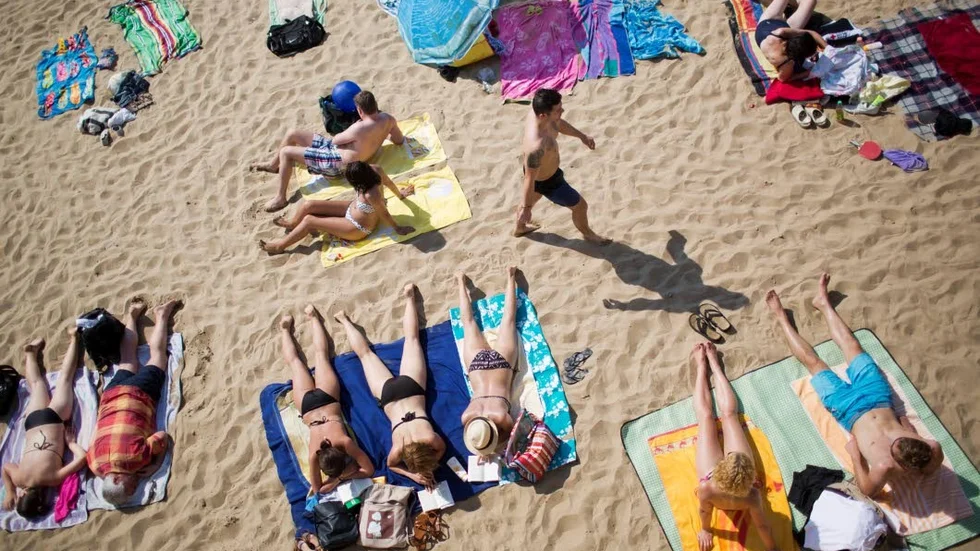 De lata stranddagarna är framför oss. Strandhänget kommer dock inte utan krav på vett och etikett. Bara för att vi är på semester betyder det inte att vi lämnar hyfset hemma.