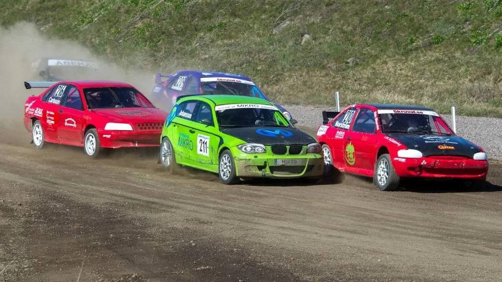 Rallycross som här på bilden i en blandning med folkrace blir "bilcross" – som körs på Björshult för första gången i helgen.