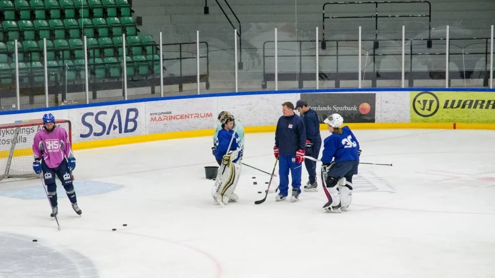Alva Johnsson till vänster i lila tröja flyger till USA den 27 augusti. Då börjar hon spela collegehockey och studerar vid Long Island University i New York.