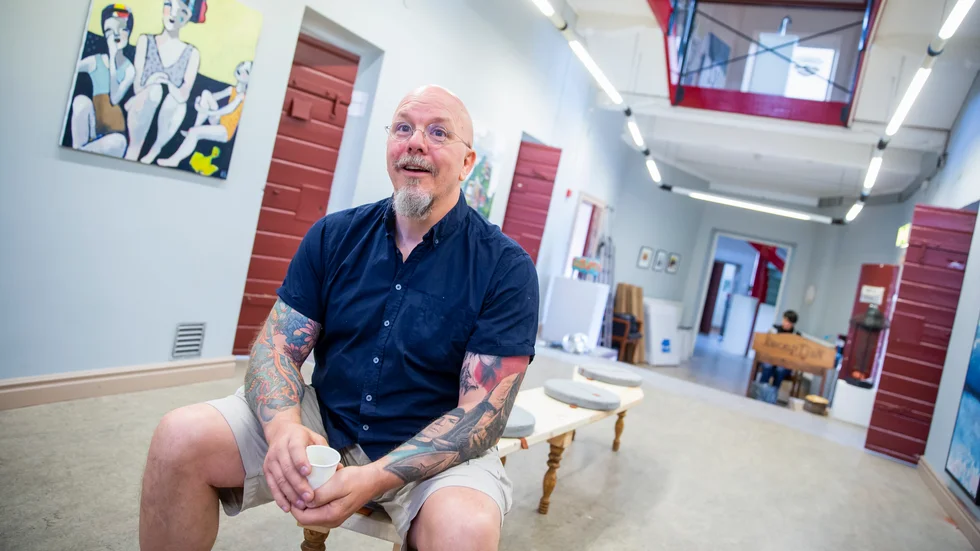 Benny Englund, ordförande i KiN, föreningen som öppnar en jurybedömd konstutställning på Bodens konsthall, på nationaldagen. Bilden är från en tidigare medlemsutställning på Vita Duvan i Luleå.