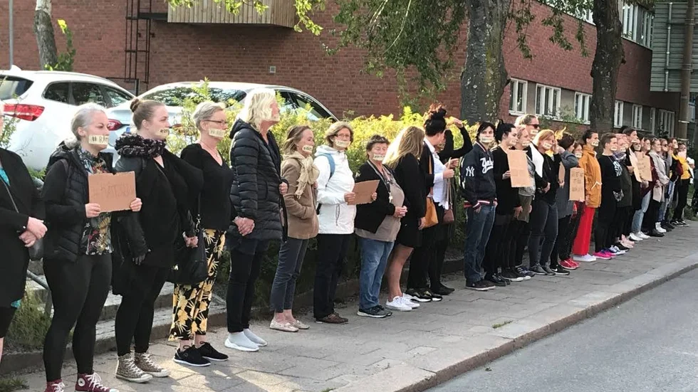 Ett 40-tal kvinnor hade tejpat texten #rättslösa över sina munnar under manifestationen utanför polishuset i Eskilstuna förra veckan.