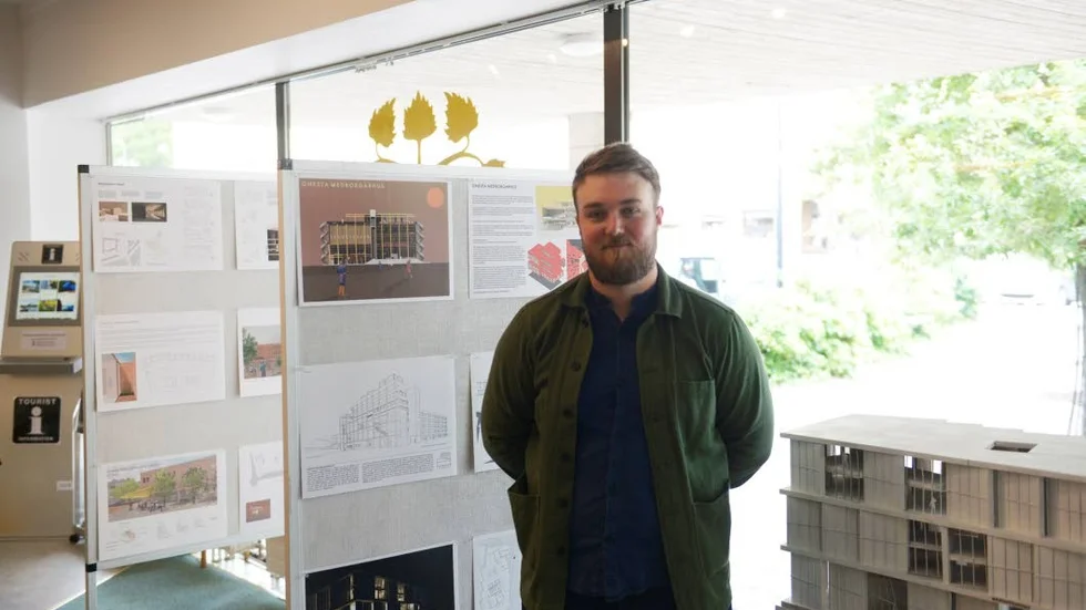 KTH-studenten Hannes Wiklund framför de utställda förslagen. "Vi ville göra byggnader som knyter an till det utmärkta läget vid Stora torget."