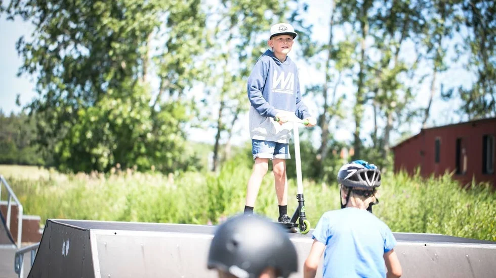 "Det finns inget bättre än att åka sparkcykel", säger killarna.