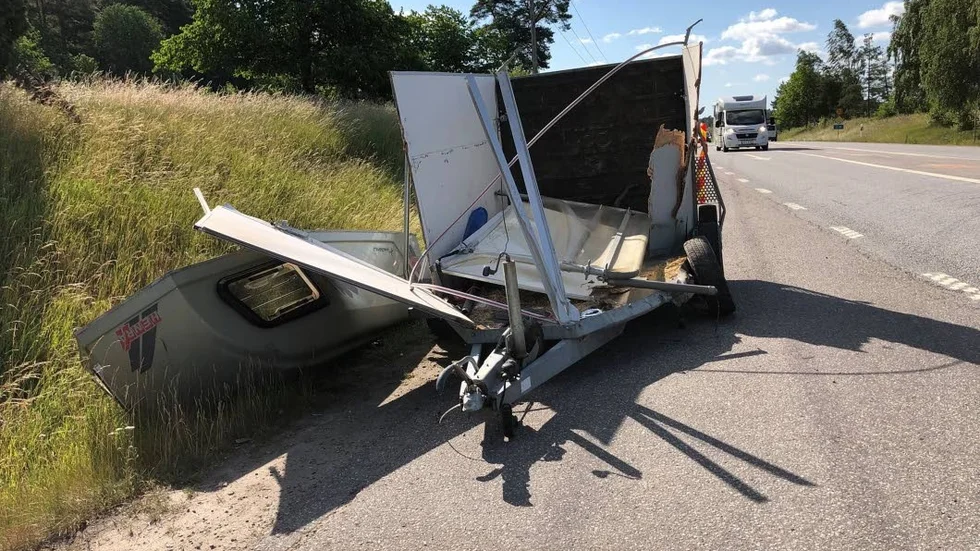 Hästtransporten totalförstördes i 

olyckan.