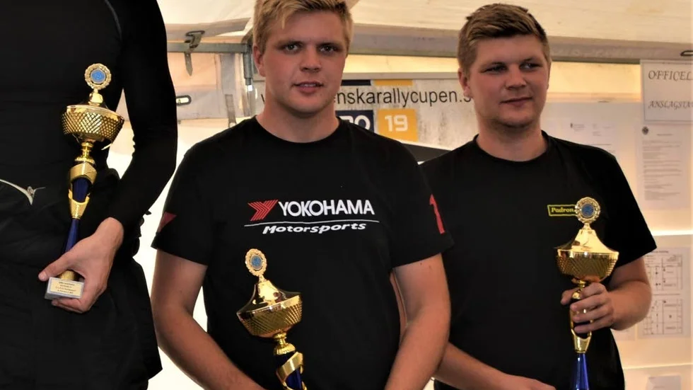 Hampus och Pontus Jakobsson från SMK Nyköping vann den trimmade tvåhjulsdrivna klassen i sin Toyota Corolla och har guldläge inför finalen i slutet av oktober