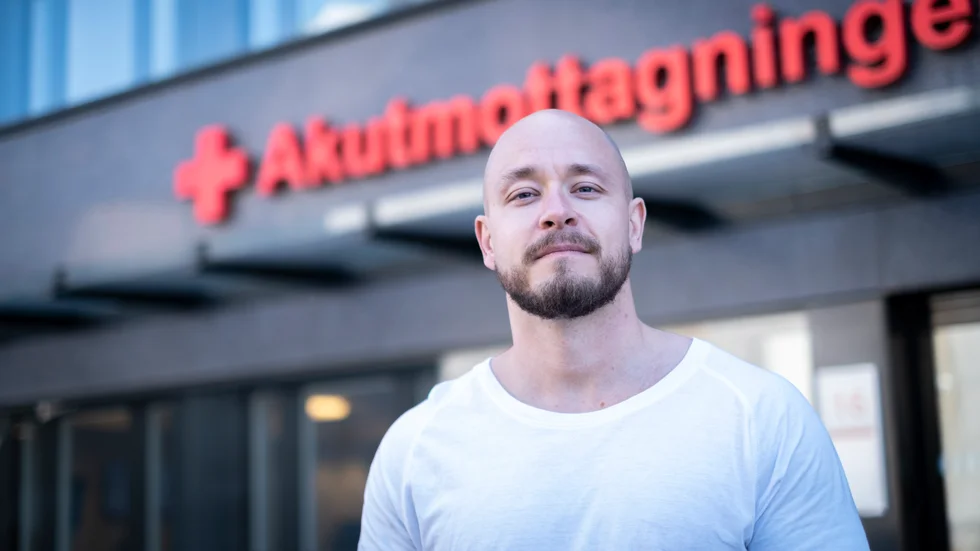 Sebastian Avindell arbetar som akutsjuksköterska i Linköping men drömmer om att bli författare på heltid. "Det är målet. Jag trivs på mitt jobb men det är väldigt lustfyllt att jobba med det man tycker är allra roligast", säger han.