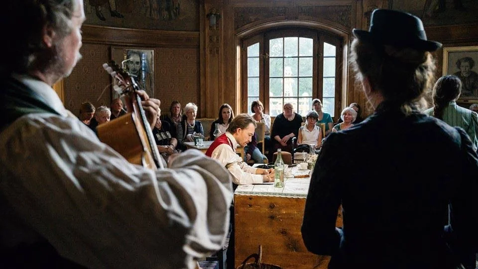 Hemlängtan. Romeo och Julia Kören från Dramaten gästspelar med en sång- och teaterföreställning om tiden när svenskarna utvandrade från Sverige och som invandrare i ett nytt land mötte ett nytt språk och en ny kultur.
Foto: Jan-Olav Wedin