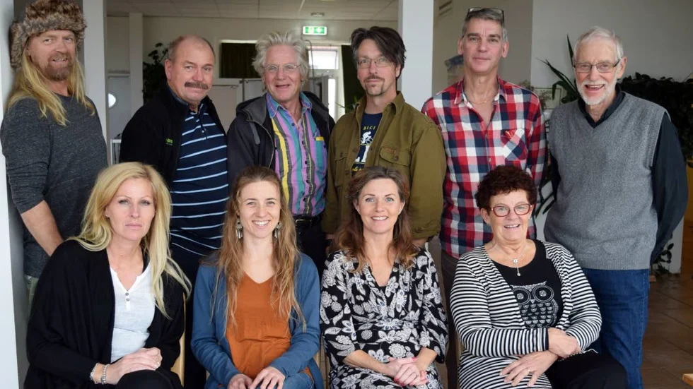 Här ser vi de som skall roa i föreställningen ”Vattnet har gått!” Sittande: Monica Järlsäter, Julia Westberg, Anna Jankert, Pilla Olin. Stående: Palten Jonsson, Bengt-Åke Rundqvist, Evert Jansson, Janne Henriksson, reigssören Alexander Moberg och Roland Olsson. Gusti Larsson ingår också i ensemblen.