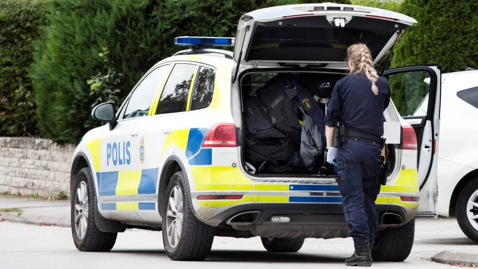 Efter den misstänkta våldtäkten. Polisen på plats och säkrar eventuella spår i bostaden. Den vita bilen har inget med brottsplatsen att göra.
