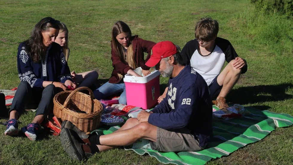 Filtarna lades ut i det sommarvarma gräset, och senare på kvällen tändes grillarna.