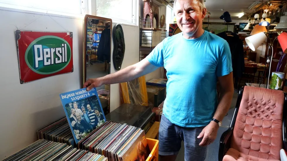 Togga Samuelsson har själv ett intresse för vinylskivor, och har en samling på omkring 100 Elvisskivor.