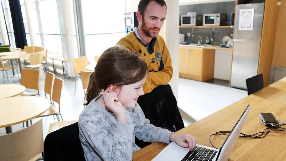 Sebastian Palmqvist jobbar med sitt spel Rymden. Pappa Björn Palmqvist är med men medger att han har svårt att förstå allt som Sebastian gör.