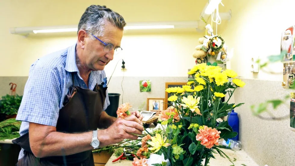 Snäll. Gertinge Pettersson har aldrig velat bli chef trots att han jobbat i femtio år. "Nej, jag är för snäll. Om jag inte har en chef som säger till mig så ger jag alla lite extra blommor".