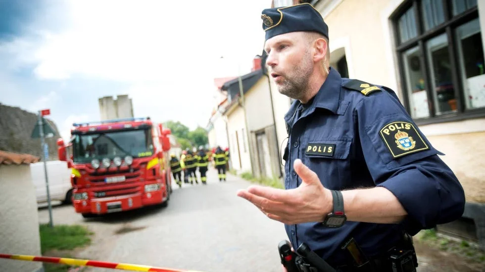 Polis Janne Gyllstedt bevakar avspärrningarna.