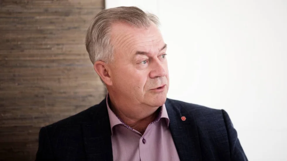 Landsbygdsministern. Sven-Erik Bucht var på plats i Vibble för att titta på det nya bostadskonceptet.