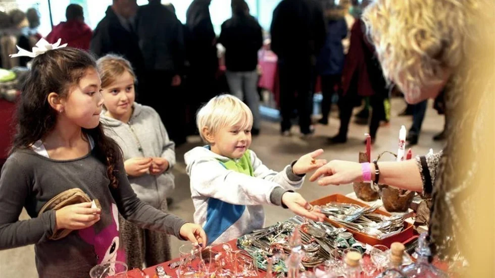 JULHANDEL. Kanske var det julklappar som Melwin, Maja och Juliette passade på att handla vid Hushållningssällskapets julmarknad.