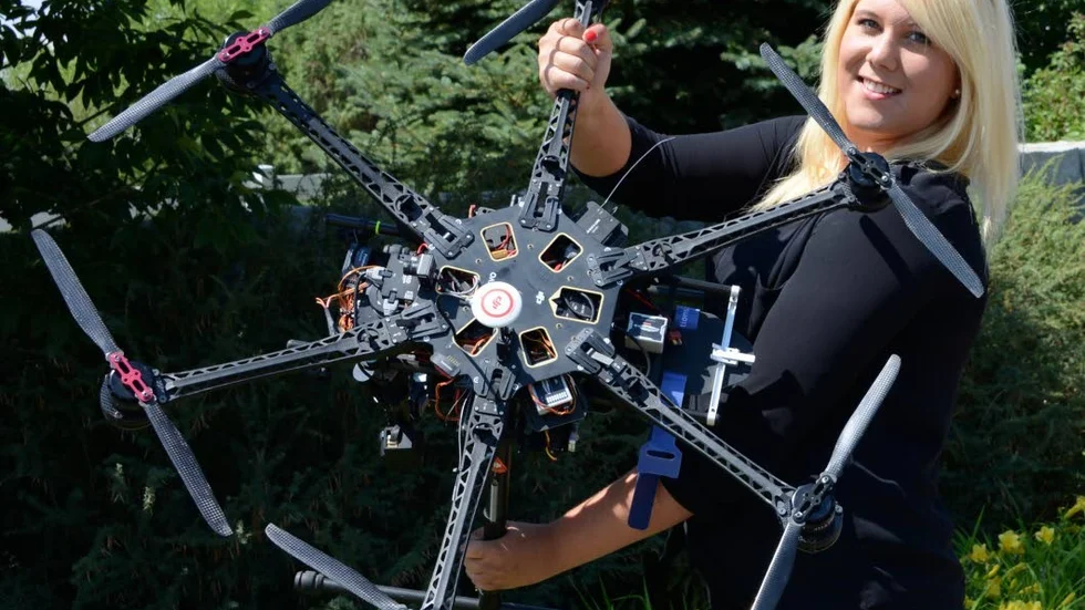 Isabella Nyroth med en hexakopter.