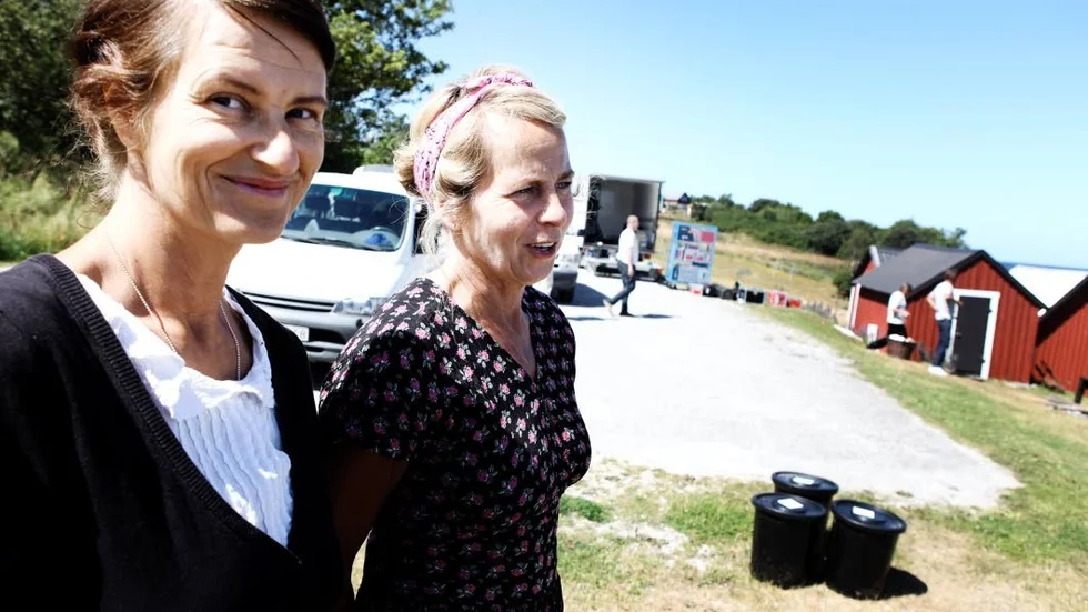 Statisterna Laila Ljunggren och Marina Yttergren är redo för tagning vid Hallshuk.