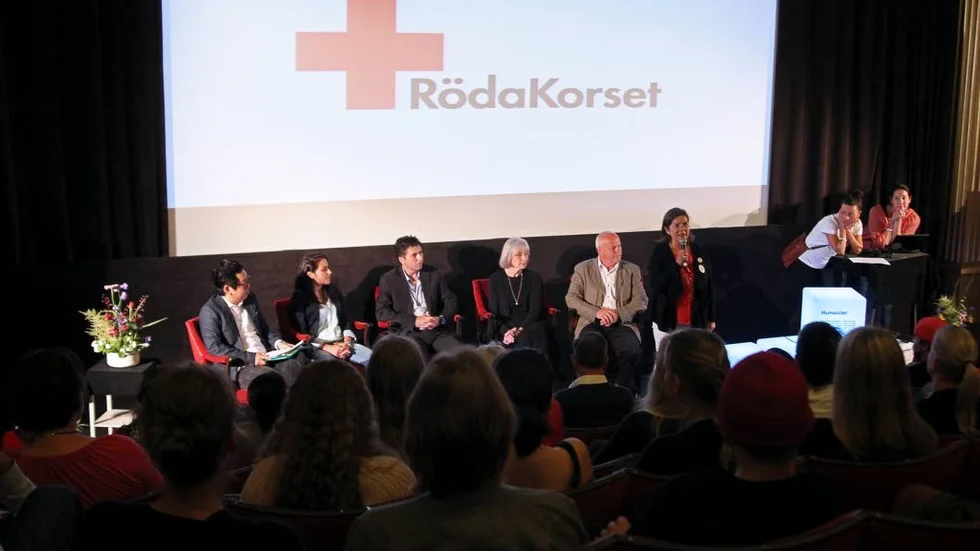 f.v. Andreas Mattsson, Sharmin Atroushi, Shoresh Atroushi, Ingrind Fohlin och Jan Johansson samt representanter från Röda Korset.