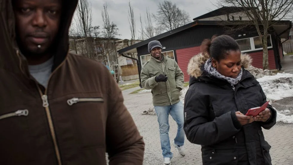 Bröderna Maxi och Alieu Secka och svägerskan Nima Drammeh bor på Gråbo i Visby.