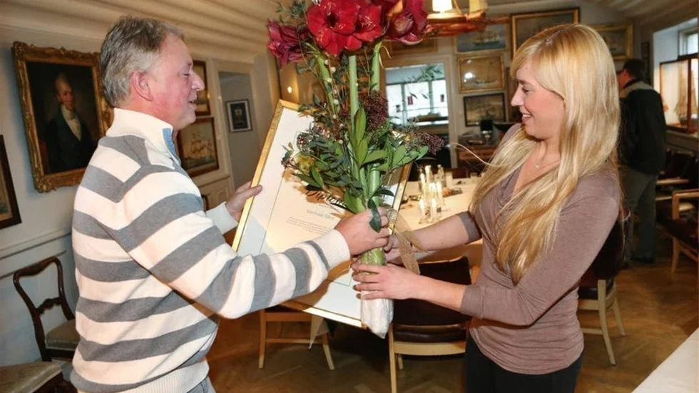 Thomas Pettersson, Stenhuse gård, tar emot Kulinariska priset från Jessica Ahlberg, Wallers krog, från Kulinariska Gotland.