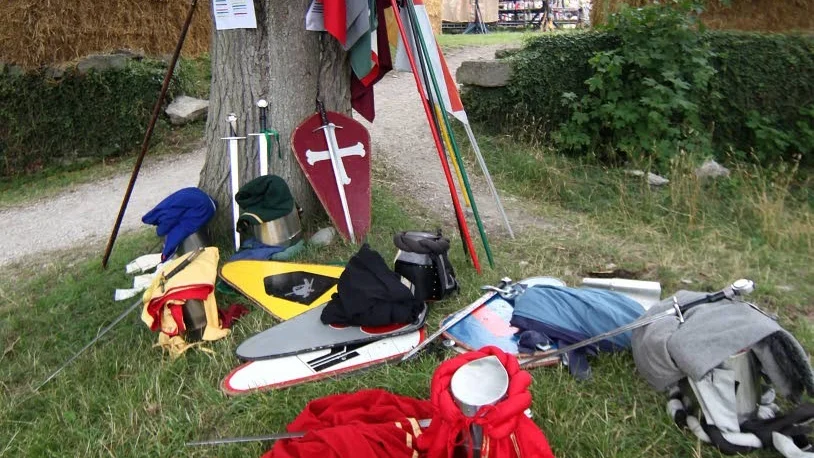 Det krävs mycket utrustning för att vara en autentisk medeltida riddare.