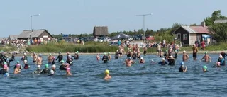 Rekordmånga simmade över sundet