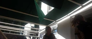 Fönster träffade barnvagn