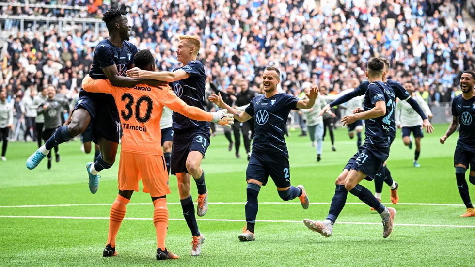 Malmös målvakt Ismael Diawara, nummer 30, firar segern i svenska cupen-finalen mot Hammarby på Tele2 arena i Stockholm.