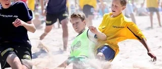 Bilder: Fullt ös i strandfotboll