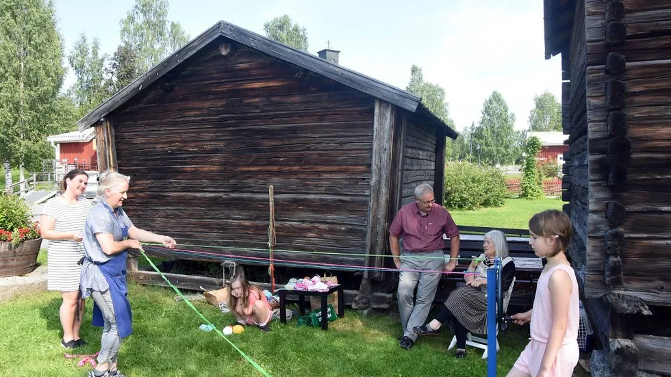 POPULÄRT. Sandra Sjögren och hennes dotter Stella Rönnqvist är med när Kaisa Olsson och Stellas kompis Ida Larsson håller på med repslagning. Karl-Eric Johansson är inbegripen i ett samtal med Monica Virding, som syr en korg av björkris. "Repslagning är väldigt populärt", säger Kaisa Olsson.