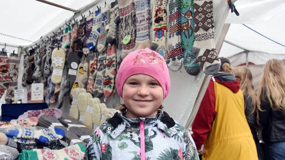 Roligt.  Det tycker Alva Ekström att det är att gå på marknad. "Därför att man kan hitta massa grejer." Hon tycker sockorna är gulliga eftersom det är gulliga djur på dem.