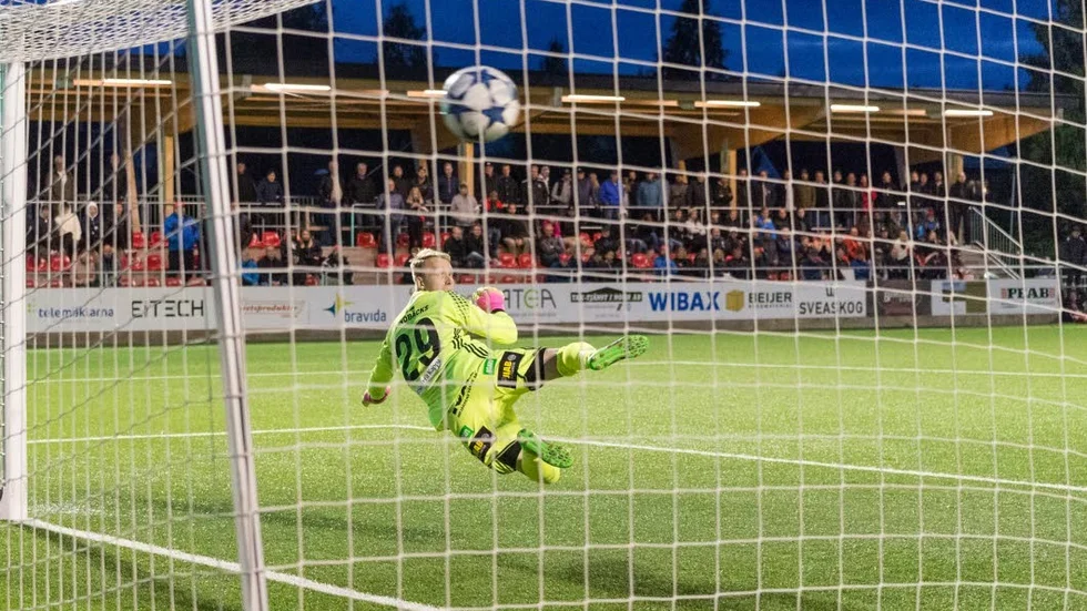 Straffar. Det krävdes straffar för att överlista Tomas Adell.