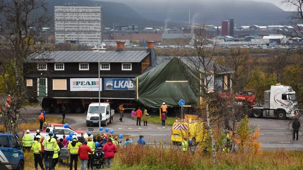 På väg. Hjalmar Lundbohms hus passerar LKAB på väg mot sin nya plats vid foten av Luossavaara.