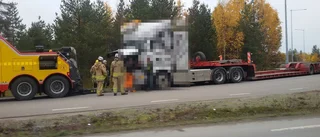 Lastbil har läckt ut över 100 liter diesel